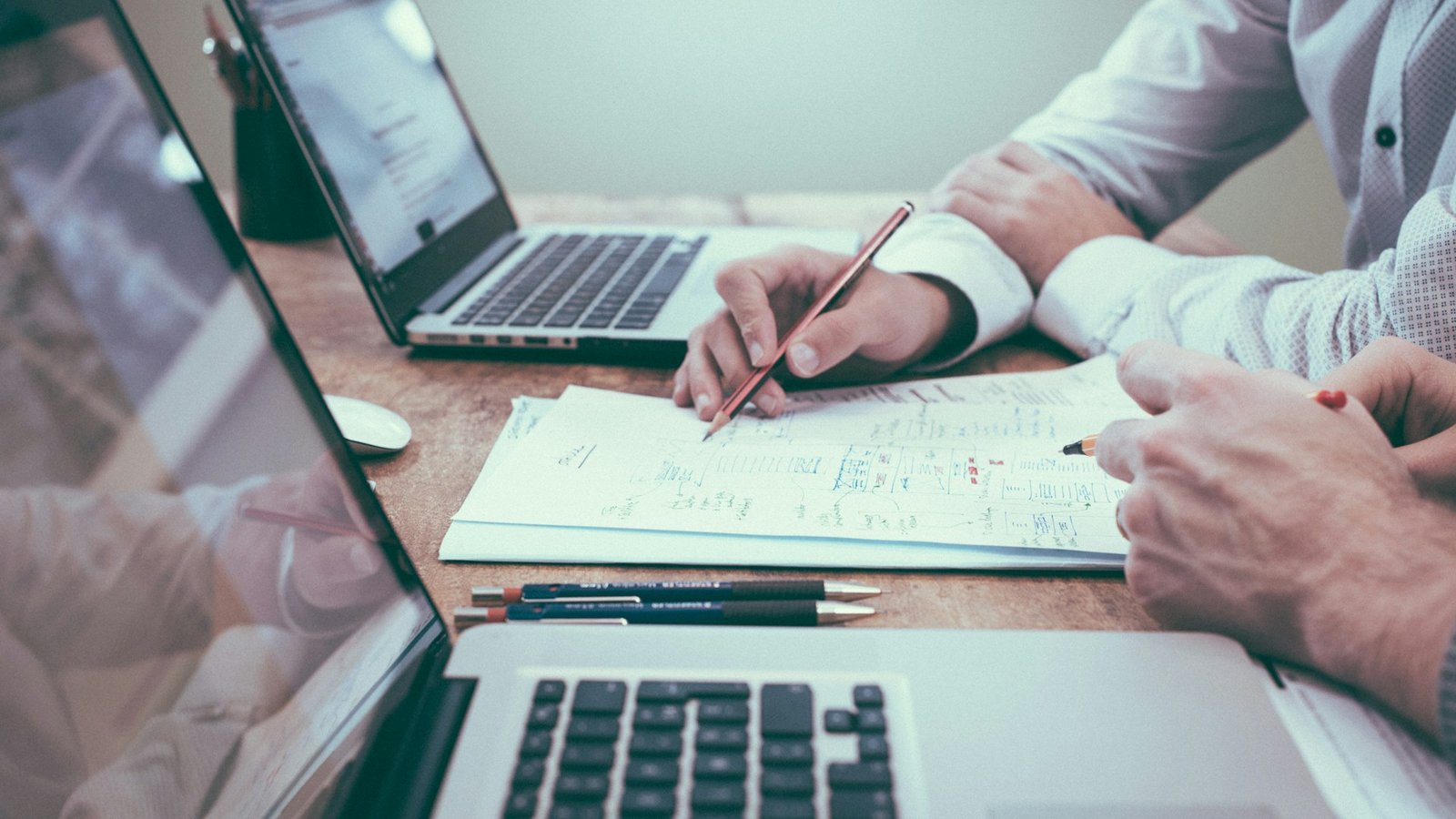 Equipe analisando processos para organizar o crescimento da empresa