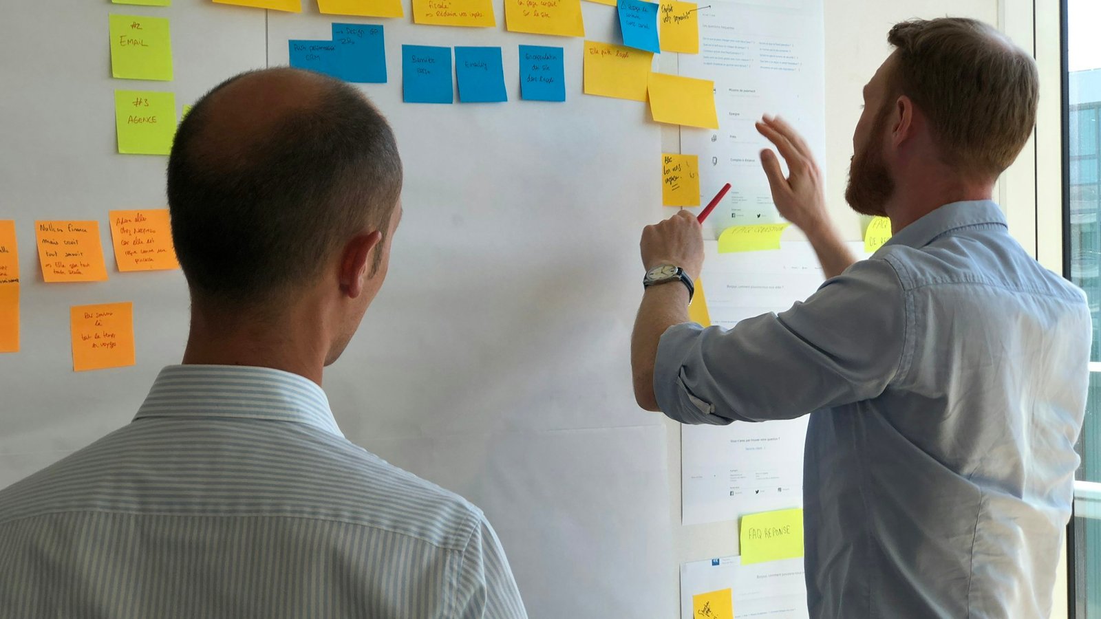 Profissionais alinhando as estratégias de marketing e vendas